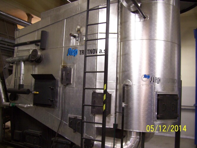 Kotelnu na biomasu (dřevní štěpku) o výkonu 400 kW a na balíkovou slámu o výkonu 800 kW dodala společnost STEP Trutnov.