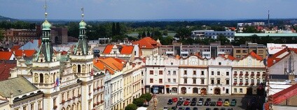 Pernštýnské náměstí v Pardubicích (pohled z věže Zelené brány).