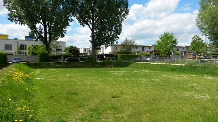 Nemusí být všude asfalt. Někde může být trávník se vsakovací nádrží.  Vsakovací nádrž v Scharnhauser Park v Ostfildern