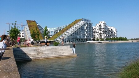 Oceněný dům č. 8 v Ørestadu na břehu dešťového jezera.