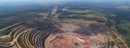 Angolský diamantový důl Catoca Foto: Gsmart-ao Wikimedia Commons