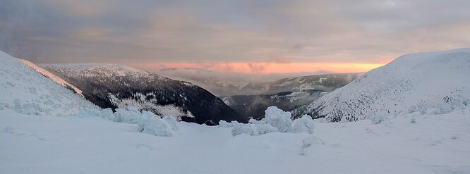 V Krkonoších stále platí druhý stupeň lavinového nebezpečí z pětidílné stupnice, což značí mírné nebezpečí.