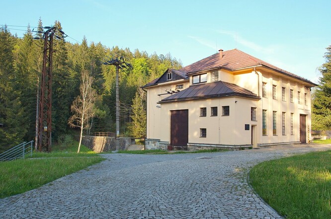 Jde sice o raritu v podobě bývalé první přečerpávací elektrárny u nás, ale současně o plně funkční špičkový zdroj (vyrábí energii v odběrových špičkách) schopný rychlého najetí a pružné spolehlivé dodávky elektřiny do soustavy v západočeském regionu.