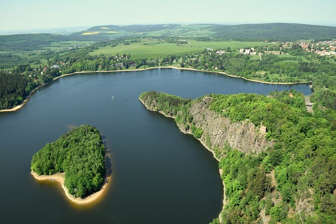 Odpad je naplavený po toku řeky Chrudimky ve směru od Horního Bradla i pohozený na plážích.