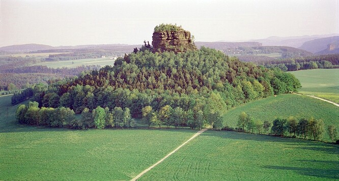 "Navzdory malé velikosti a rozsahu se díky svému charakteristickému tvaru řadí mezi nejvýraznější skalní útvary v Labských pískovcích," uvádí se v inzerátu.