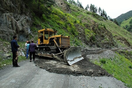 Automobilová cesta, vedoucí do Tušska, se před pár lety dostala do seriálu BBC o nejnebezpečnějších silnicích světa. Faktem je, že opravy si vyžaduje prakticky po každém větším dešti. A po každé zimě je třeba ji na dlouhých úsecích prakticky znovu postavit.