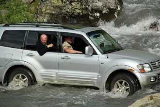 Cestování po Tušsku není někdy snadné opravdu ani autem a vyžaduje si opravdu zkušené řidiče.