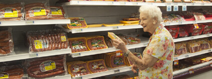 Paní v USA nakupuje maso v supermarketu Foto:Airman Dillian Bamman Air Force Medical Service