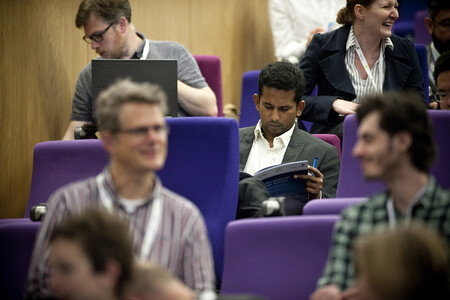 Mezi vědeckými a popíračskými blogy není téměř žádná vzájemná vazba, jsou to dva oddělené světy, ze kterých si veřejnost vybírá. Vědci se musí pustit do debaty. Ilustrační snímek vědců na klimatické konferenci.