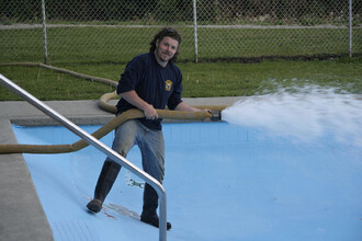 Na plnění bazénu si pozvěte cisternu.