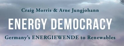 Německý expert na energetiku a spoluautor knihy Arne Jungjohann tvrdí, že Energiewende usnadňuje občanům, obcím a komunitám investovat do lokálních větrných, bioplynových a solárních elektráren.