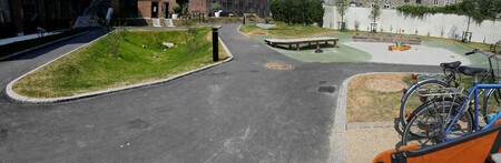 Průleh a dětské hřiště pro retenci srážkové vody v Carlsberg City v Kodani.