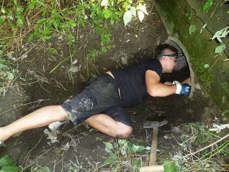 Koupil si čelovku a nářadí a jel to vykopat. Jakýpak copak.