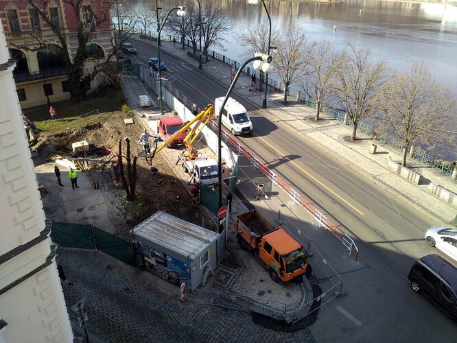 Práce na úpravě Anenského trojúhelníku zahrnují snížení terénu - odbagrování zeminy a pokácení obou stromů - lípy a javoru.