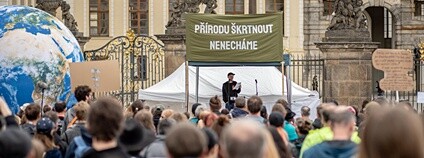 Na 2000 lidí protestovalo proti ničení životního prostředí a rozvracení veřejných institucí Motoristy Foto: Hnutí DUHA