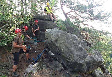 Řízený shoz (na obrázku) nestabilního skalního bloku nad červeně značenou turistickou stezkou z Mezní Louky do Vysoké Lípy včera provedla skalní četa Správy Národního parku České Švýcarsko. Kámen velikosti malého osobního automobilu a hmotnosti zhruba 8 tun vytipovali strážci národního parku.