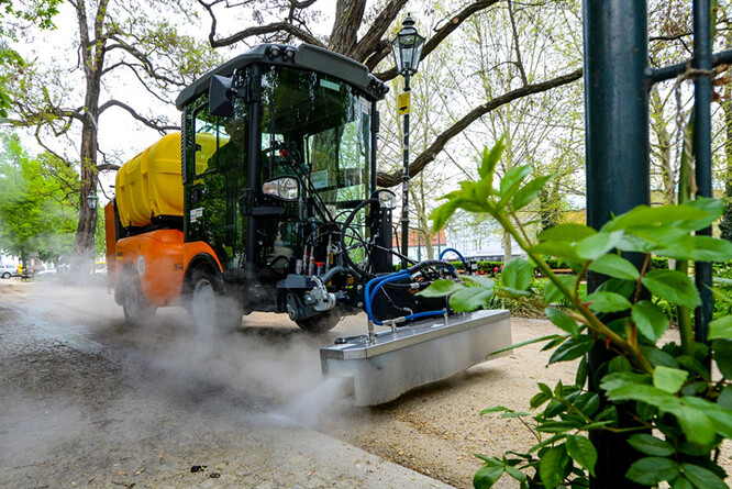 Stroj, který plevel na plochách či ve spárách mezi dlažbou zničí horkou vodou a lze jím odstranit i graffiti, čistit lavičky, odpadkové koše, dětské prolézačky, dezinfikovat pískoviště, odstraňovat žvýkačky z chodníků a plakáty ze sloupů veřejného osvětlení pořídila také další města v ČR, například Plzeň.