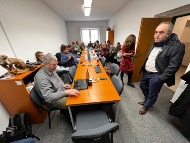 Ustavující zasedání odborné skupiny pro řešení trampingu a souvisejících aktivit v CHKO Kokořínsko – Máchův kraj, které se konalo 31. ledna 2025 v Doksech. Vlevo budoucí vedoucí komise Jiří Hušek, vpravo šéf AOPK František Pelc.