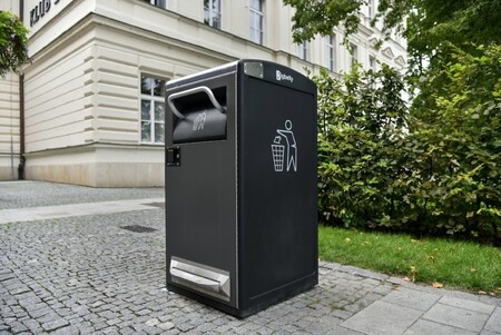 Zlínská radnice zkouší speciální koš na odpadky s lisem.