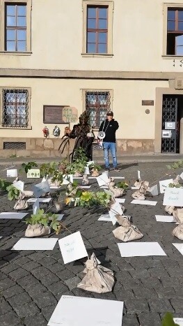 Ekologové předali poslancům výzvu za záchranu lesů.
