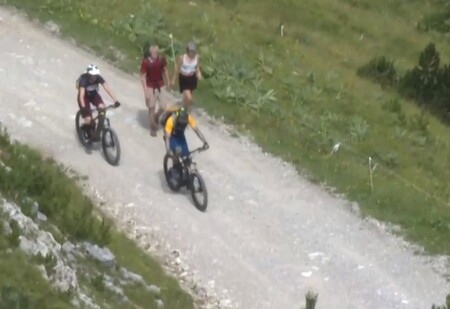 Za lehkého vrčení motoru zdraví Robert a Ursula Wernerovi ze sedel svých kol výletníky, které potkávají. Ale v bavorských Alpách není stále větší počet elektrických jízdních kol mnohým po chuti.