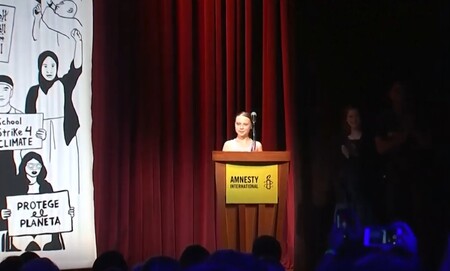 Švédská ekologická aktivistka Greta Thunbergová v pondělí na Univerzitě George Washingtona převzala za své aktivity na ochranu klimatu ocenění Velvyslankyně svědomí, které jí v červnu udělila organizace Amnesty International (AI).