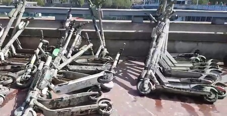 Ekologičtí aktivisté o víkendu vylovili z řek Saôny a Rhôny v jihofrancouzském Lyonu přes 100 elektrických koloběžek, které tam odhodili jejich uživatelé.