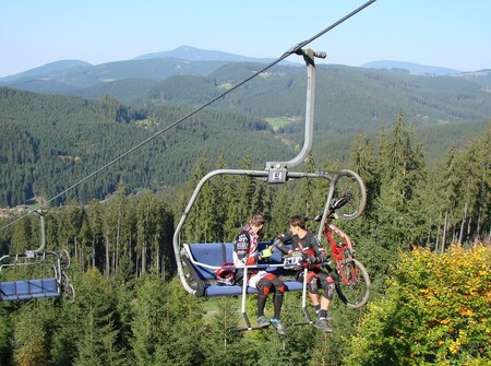 Provozovatel vleků v Bílé na Frýdecko-Místecku společnost Ski Bílá Služby dostal od České inspekce životního prostředí dvě pokuty ve výši přes 500.000 korun za údajně nelegální odběr vody z potoka Bílá. / Ilustrační foto