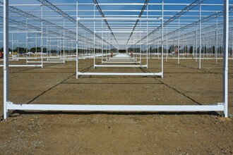 Aktuální stav výstavby skleníků v Dolní Lutyni.