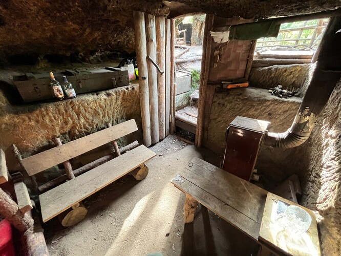 Ilegální tábořiště U Vodoucha (GPS: 50.457602, 14.604720, vlastník pozemku: město Mšeno). Uměle vyhloubená jeskyně z války dnes kvůli obsazení vandaly nemůže slouží jako místo k hibernaci chráněných letounů. Objekt je vybaven kamny, okenicemi a dalšími nepovolenými stavebními úpravami.