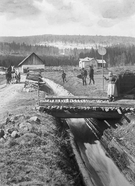 Želnavský smyk, nazývaný také Novopecký smyk, je historické vodní dílo vybudované společně se Schwarzenberským kanálem. / Na snímku Želnavský smyk dříve