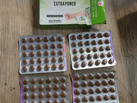 Celníci v zásilkách objevili 29 krabiček MUKTA VATI EXTRA POWER. Blistry obsahují obsahuje mimo jiné zmijovici hadovou, která je na seznamu Úmluvy o mezinárodním obchodu s ohroženými druhy volně žijících živočichů a planě rostoucích rostlin.
