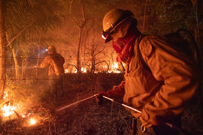 Členové dobrovolného hasičského sboru UUBR hasí požár poblíž bolivijského městečka Concepcion.