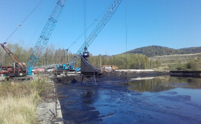 Historické ekologické zátěže poblíž Staré Chodovské definitivně mizí. Skládka dehtových kalů u Staré Chodovské vznikla v 60. a 70. letech deponováním materiálu z tehdejšího Palivového kombinátu Vřesová.  / Likvidace skládky dehtových kalů u Staré Chodovské na Sokolovsku jde do finále. Do června by měly být z místa odtěženy poslední tuny materiálu, který se následně zpracovává v uzavřeném cyklu nedaleké tlakové plynárny Sokolovské uhelné ve Vřesové. Následně začne odstraňování kontaminované zeminy.