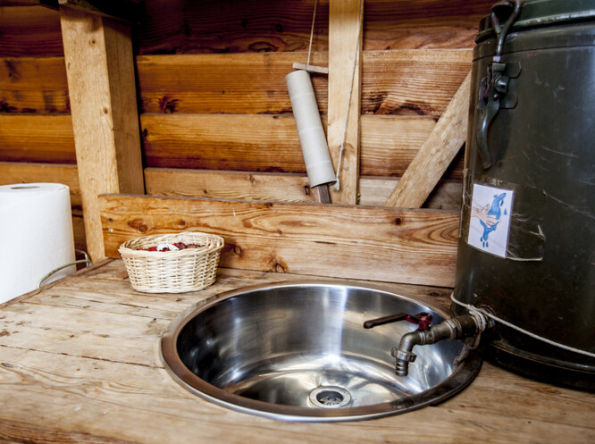 Umývárna v lesní mateřské škole.