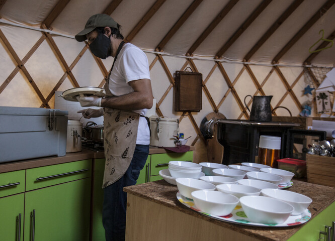 Příprava oběda v jurtě