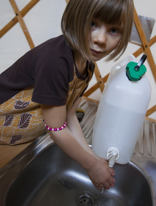 Mytí rukou. S vodou tu nikdo neplýtvá.