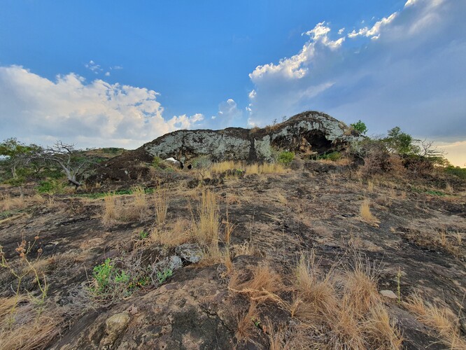 Jedno z míst, kam se Karamodžané v Pian Upe vracejí. Jeho pojmenování by se dalo přeložit jako "Něco otevřeného" a opravdu je odtud nádherný výhled široko daleko. Poblíž je navíc zdroj vody