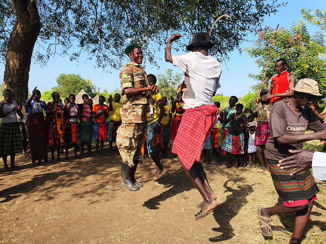 Karamodžské tanečníky tanec vyloženě baví - kdo vyskočí výš, ten je větší frajer