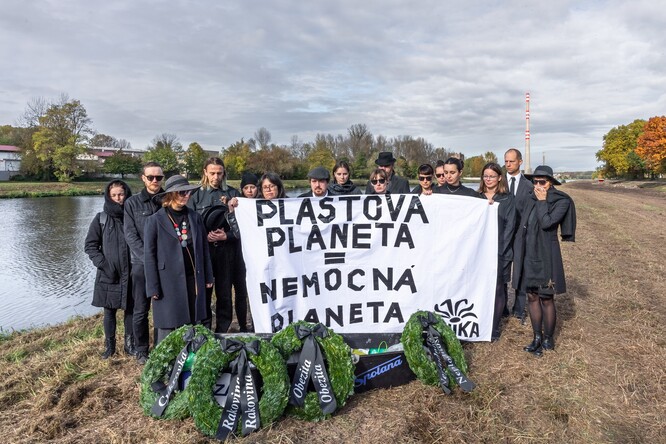 Signatáři výzvy apelují na mezinárodní korporace i vlády po celém světě, aby zavedly účinná omezení výroby toxických a nerecyklovatelných plastů.