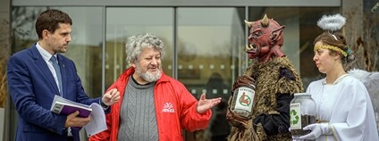 Happening proti spalovnám před budovou Ministerstva životního prostředí Foto: Petr Zewlakk Vrabec Arnika