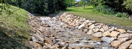 Migračně prostupný balvanitý skluz v Rajnochovicích. Foto: Povodí Moravy