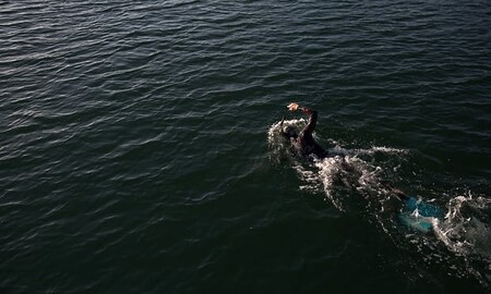 Jedenapadesátiletý sportovec se na odvážnou výpravu vydal 5. června z Japonska a podle včerejší informace týmu už měl za sebou více než 2700 z přibližně 9100 kilometrů plánované trasy.