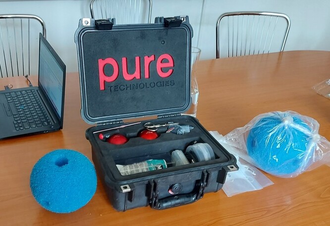 "Laicky řečeno jedná se o pěnový míček, který má uvnitř technologii, jenž nám při průchodu vodovodním potrubím dokáže identifikovat netěsnosti, poruchy nebo vzduchové kapsy," uvedl technický ředitel PVK Petr Sýkora.