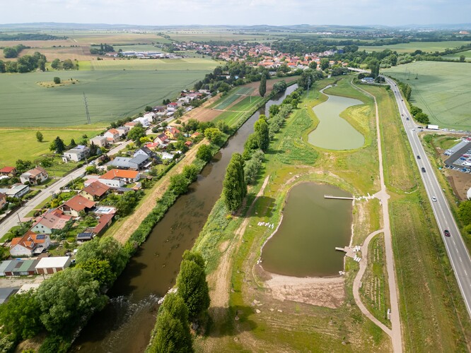 Povodňový park na Brněnsku s novým slepým ramenem řeky Svratky je přínosem pro přírodu i obyvatelstvo. Areál slouží k zachycení zvýšených průtoků řeky, zároveň je vhodným místem pro hnízdění ptactva a dalších živočichů i rekreaci místních. Protipovodňovou funkci nečekaně záhy po vybudování prověřila povodeň na podzim 2024 – výsledek mluví jasně: kontrolovaný rozliv vody během záplav byl důkazem významu projektu pro ochranu města.
