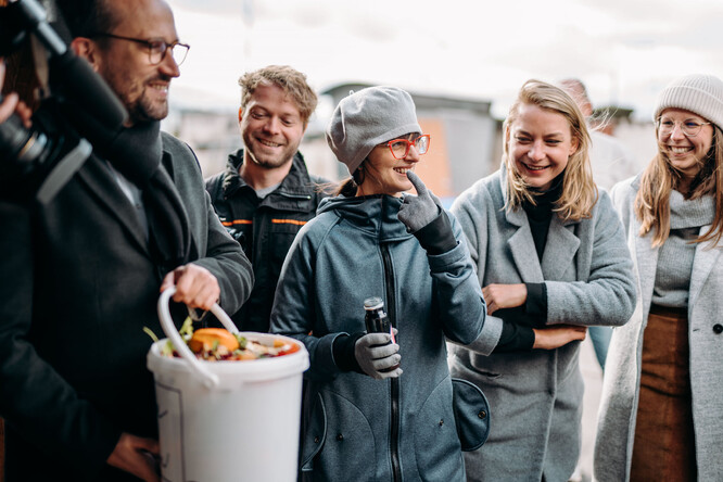 Zástupkyně veřejně prospěšné společnosti Kokoza při instalaci kompostéru Rocket v Pražské tržnici.