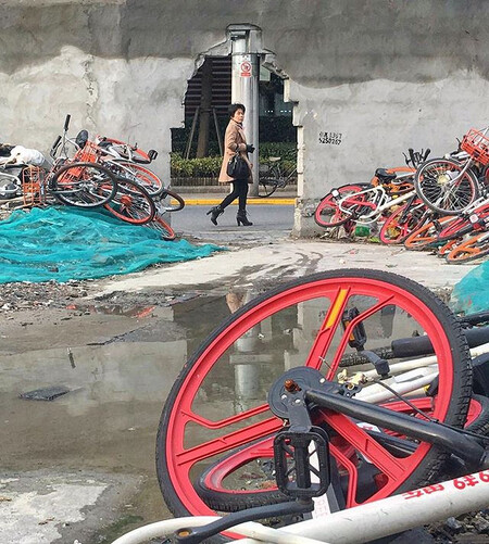 Sdílená kola jako městský odpad.