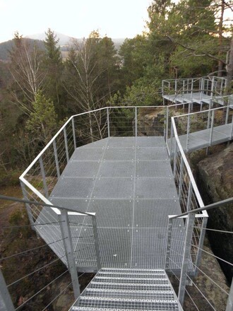 Tuto plošinu lze považovat za zbytečnou, neboť výhled odtud je částečně překryt stromy, zcela stejný nezakrytý pohled umožňuje sousední plošina posazená výše.