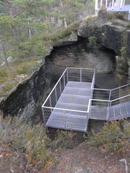 Samoúčelná ohrádka zcela rozbíjí historický prostor, a navíc zabraňuje výhledu ze skalního okna, jednomu z nejatraktivnějších prvků Falkenštejna.