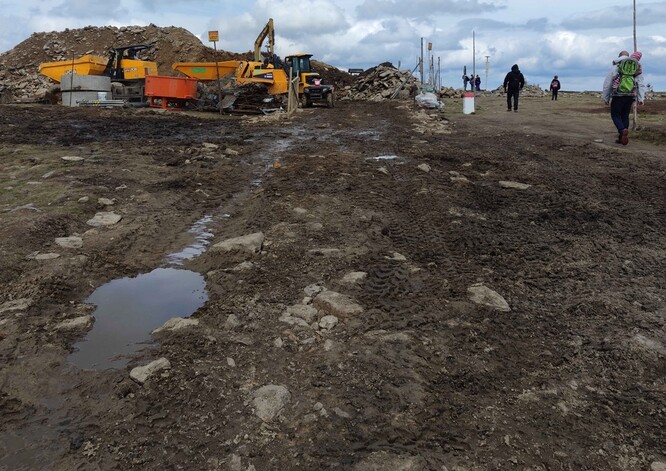 Podle povolení se má například stavební materiál a konstrukční díly věže přepravovat ze Sněžnického sedla na vrchol Sněžníku pomocí helikoptéry a staveniště musí být vymezeno v prostoru parcely číslo 370. To se ale podle českých ekologických organizací neděje.